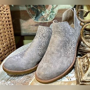 EUC Sofft “Barrosa” Laser Cut Light Grey and Silver Metallic Bootie. Size 7